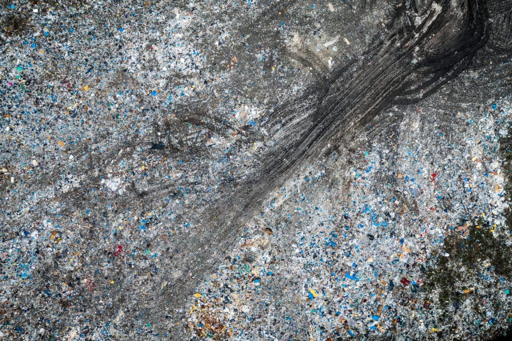 Cementdamm i arbetsmiljön 6 bulldozer on open solid waste dump pollution from 2025 03 24 08 04 08 utc